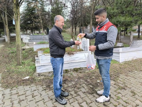 Ramazan Bayramında Mezarlık Ziyaretinde Şeker ve Kolonya İkramında Bulunduk